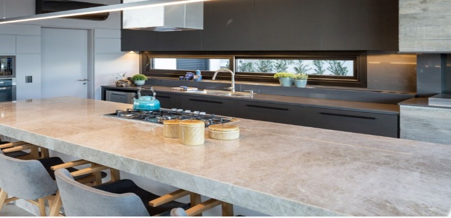 Piedra sinterizada en cocina contemporánea